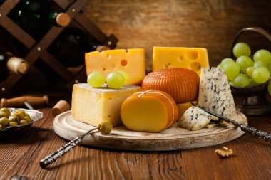 Tahta tahtada peyniri üzümle karıştır. Ön görünüm.