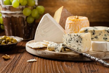 Tahta tahtada peyniri üzümle karıştır. Ön görünüm.