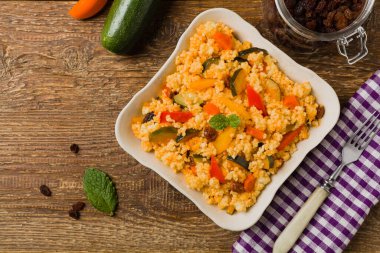 Millet sebzeli ve kuru üzümlü. Üst görünüm. 