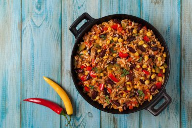 Kıyma ve sebzeli Meksika pirinci. Üst görünüm.