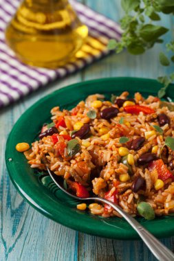 Kıyma ve sebzeli Meksika pirinci. Ön görünüm.