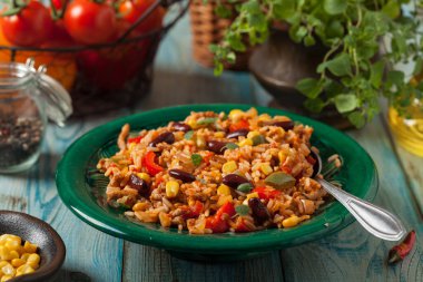 Kıyma ve sebzeli Meksika pirinci. Ön görünüm.