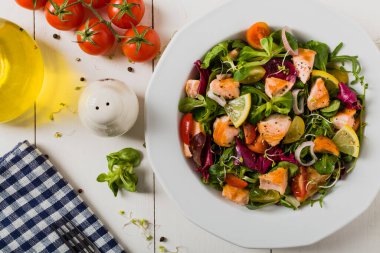 Izgara somon parçalı lezzetli salata. Üst Manzara. Beyaz tahta arkaplan.