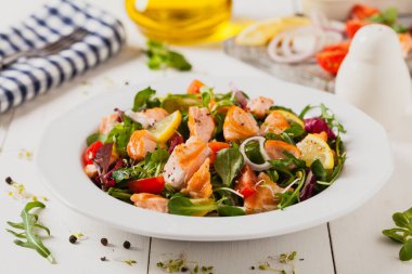 Izgara somon parçalı lezzetli salata. Ön manzara. Beyaz tahta arkaplan.