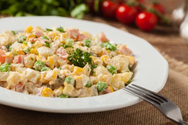 Mayonezli sebzeli geleneksel salata. Ahşap arka plan. Ön görünüm.