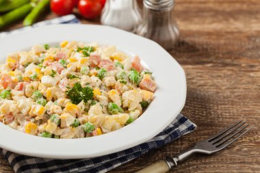 Mayonezli sebzeli geleneksel salata. Ahşap arka plan. Ön görünüm.