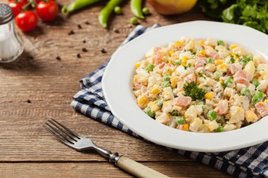 Mayonezli sebzeli geleneksel salata. Ahşap arka plan. Ön görünüm.