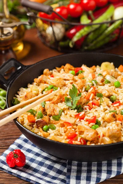 Gefrituurde Rijst Met Kip Bereid Geserveerd Een Wok Natuurlijk Hout — Stockfoto