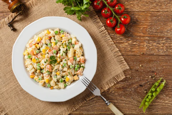 Traditioneller Salat Mit Gekochtem Gemüse Und Mayonnaise Holzuntergrund Ansicht Von — Stockfoto