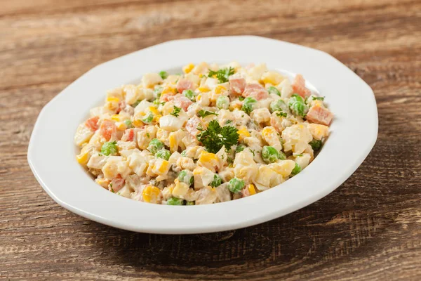 Traditioneller Salat Mit Gekochtem Gemüse Und Mayonnaise Holzuntergrund Frontansicht — Stockfoto