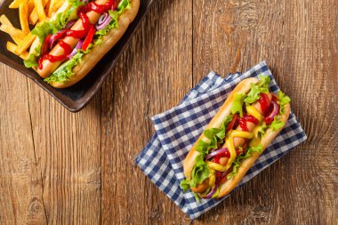 Lezzetli ev yapımı sosisliler. Cips ile servis edilir. Üst görünüm.