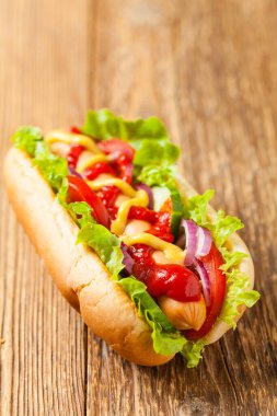 Lezzetli ev yapımı sosisliler. Cips ile servis edilir. Ön görünüm.