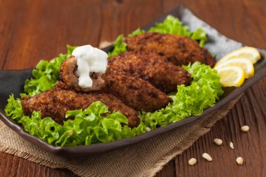 Geleneksel Arap kibbesi, kuzu ve çam fıstığı. Ön manzara. Doğal ahşap zemin.