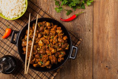 Vietnamca soya soslu tatlı, karamelli kızarmış tavuk. Üst görünüm.