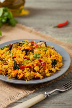 Kuskus doğulu. Vejetaryen yemeği. Ön görünüm. 