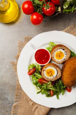 Haşlanmış yumurtayla doldurulmuş kıymalı köfte. Üst Manzara. Taş arkaplan.