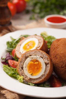 Haşlanmış yumurtayla doldurulmuş kıymalı köfte. Ön manzara. Taş arkaplan