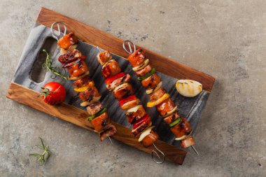 Sosisli, pastırmalı ve sebzeli ızgara şiş. Üst Manzara. taş arkaplan. 