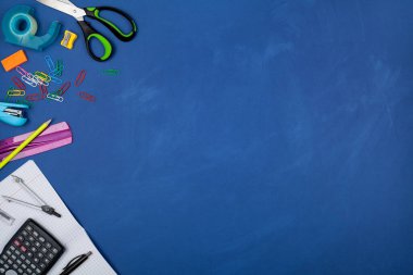 Okul malzemeleri. Reklam grafikleri için arka plan. Üst görünüm.
