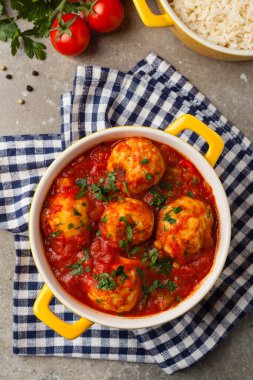Domates soslu tavuk köftesi. Pirinçle servis edilmiş. Üst Manzara. Taş arkaplan.