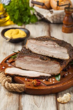 Pişmiş domuz pastırması. Ön görünüm. 