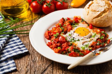 Shakshouka, domates sosunda haşlanmış yumurta, acı biber, soğan. Ön görünüm. 