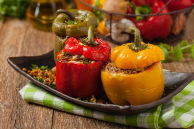 Peynirli, biberli, pirinçli ve kıymalı renkli. Ön manzara. Doğal ahşap zemin.