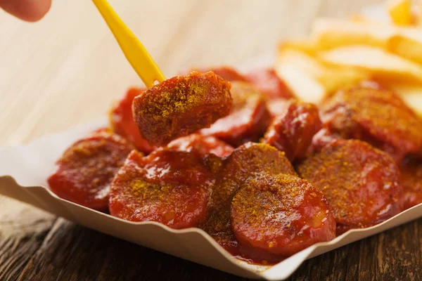 Tradiční Německý Currywurst Podávaný Hranolkami Jednorázovém Papírovém Podnosu Dřevěný Stůl — Stock fotografie