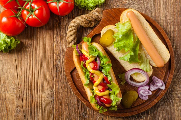 Heerlijke Zelfgemaakte Hotdogs Geserveerd Met Chips Bovenaanzicht — Stockfoto