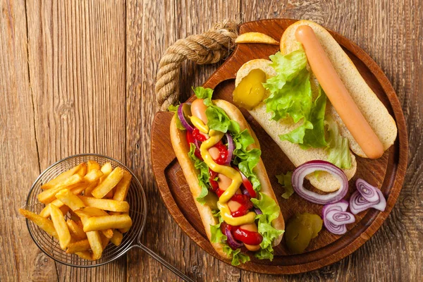 Vynikající Domácí Hot Dogy Servírujeme Hranolkama Horní Pohled — Stock fotografie