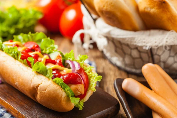 Utsökt Hemlagad Korv Serveras Med Chips Framifrån — Stockfoto