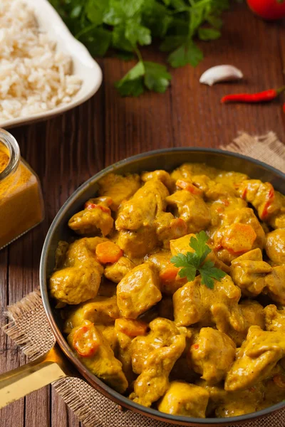 Kip Curry Saus Geserveerd Een Pan Vooraanzicht Natuurlijke Houten Ondergrond — Stockfoto