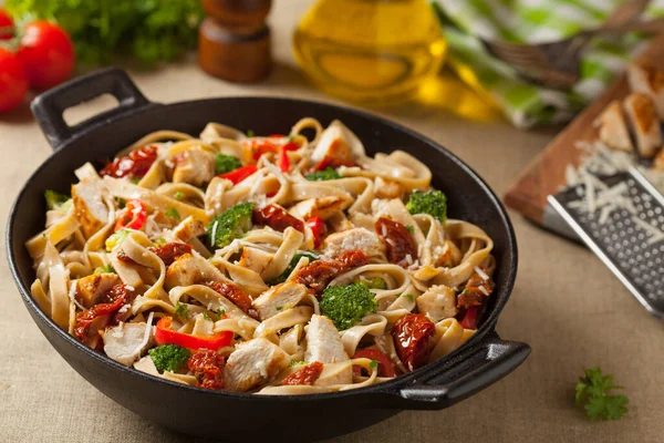 Fullkorn Tagliatelle Pasta Med Grillad Kyckling Soltorkade Tomater Och Broccoli — Stockfoto
