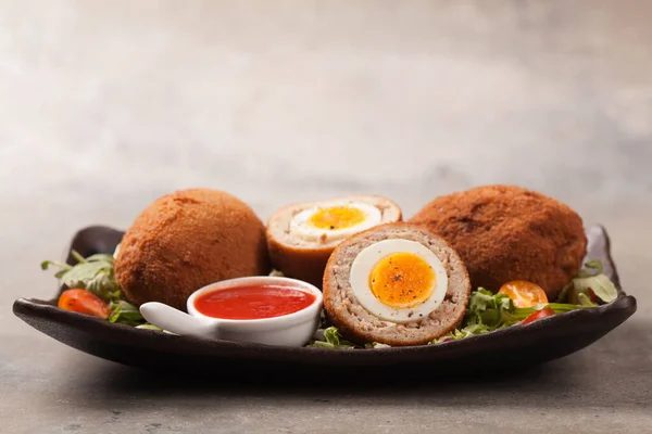 ゆで卵を詰めミンチ肉とミートボール 正面図 石の背景 — ストック写真
