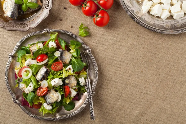 Ein Köstlicher Salat Mit Sardinen Und Feta Käse Ansicht Von — Stockfoto