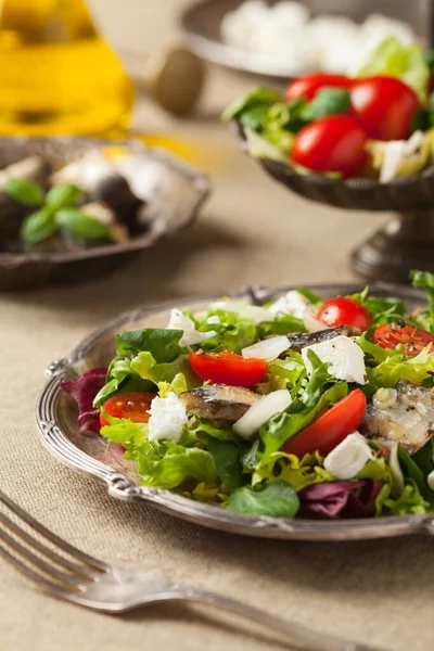 Una Deliciosa Ensalada Con Sardinas Queso Feta Vista Frontal —  Fotos de Stock