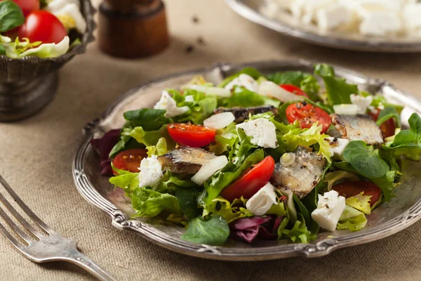 Uma Deliciosa Salada Com Sardinhas Queijo Feta Vista Frontal — Fotografia de Stock