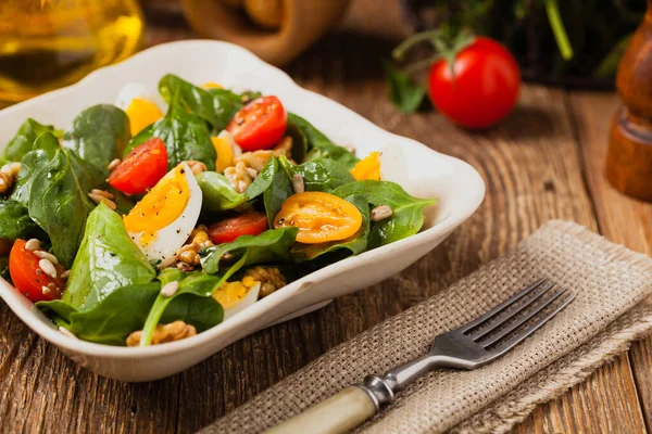 Läcker Sallad Färsk Spenat Kokt Ägg Tomater Nötter Och Solrosfrön — Stockfoto