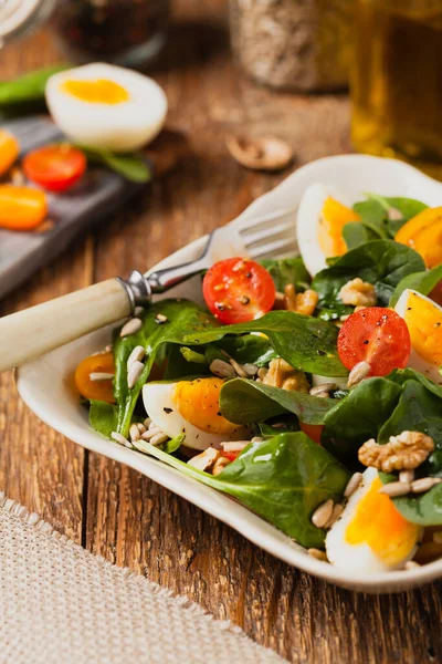 Läcker Sallad Färsk Spenat Kokt Ägg Tomater Nötter Och Solrosfrön — Stockfoto