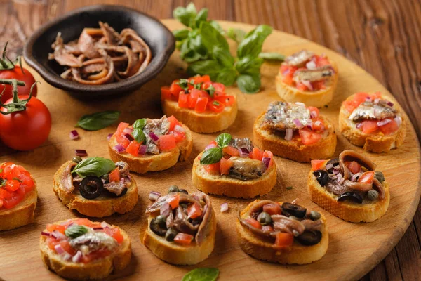 Mezclar Bruschetta Con Sardinas Anchoas Vista Frontal — Foto de Stock