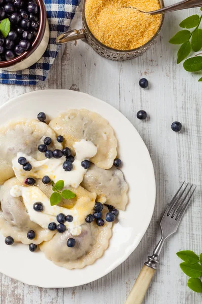 Délicieuses Boulettes Aux Myrtilles Fraîches Servies Avec Crème Fouettée Sucre — Photo