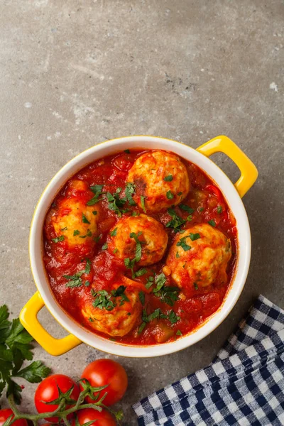 Almôndegas Frango Com Molho Tomate Servido Com Arroz Vista Superior — Fotografia de Stock