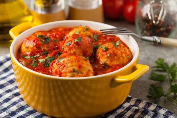 Almôndegas Frango Com Molho Tomate Servido Com Arroz Vista Frontal — Fotografia de Stock