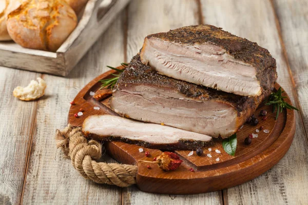 Pişmiş domuz pastırması. Ön görünüm. 