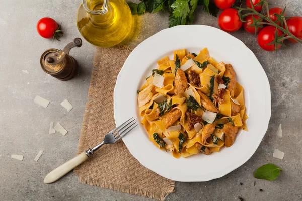 Salada Italiana Massa Pappardelle Com Espinafre Frango Grelhado Tomate Seco — Fotografia de Stock