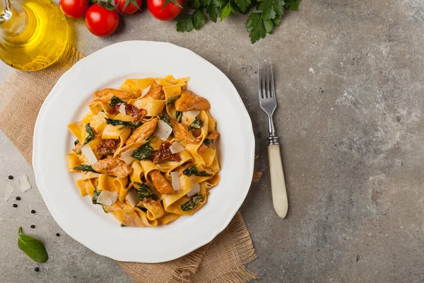 Italian Salad Pappardelle Pasta Spinach Grilled Chicken Dried Tomatoes Sprinkled — Stock Photo, Image
