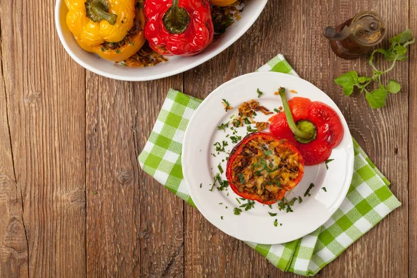 Colorati Forno Con Formaggio Peperoni Ripieni Con Riso Carne Macinata — Foto Stock