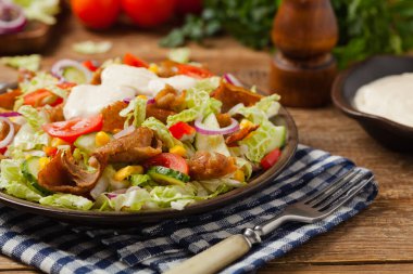 Gyros, kebeb. Koyun eti ve sebzeli salata. Ön görünüm. 