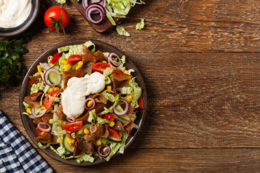 Gyros, kebeb. Koyun eti ve sebzeli salata. Üst görünüm. 