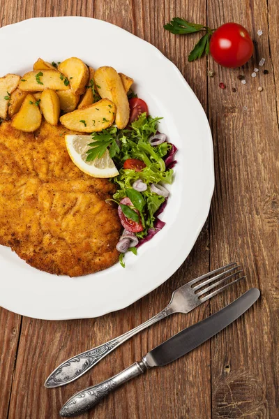 Chicken Schnitzel Served Roasted Potatoes Salad Top View Natural Wooden — Stock Photo, Image